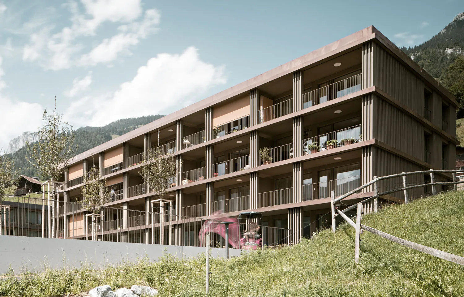 Alterszentrum Lindenmatte in Erlenbach im Simmental mit Holzfassade und umlaufenden Balkonen