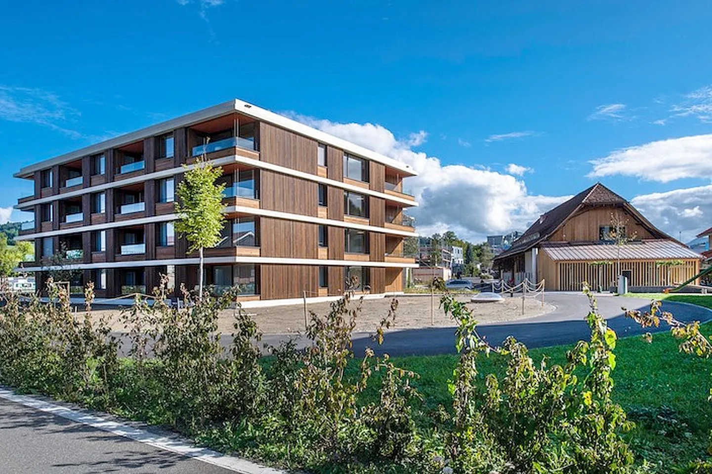 Neubau des Burgerheims Steffisburg mit Holzfassade und Balkonen