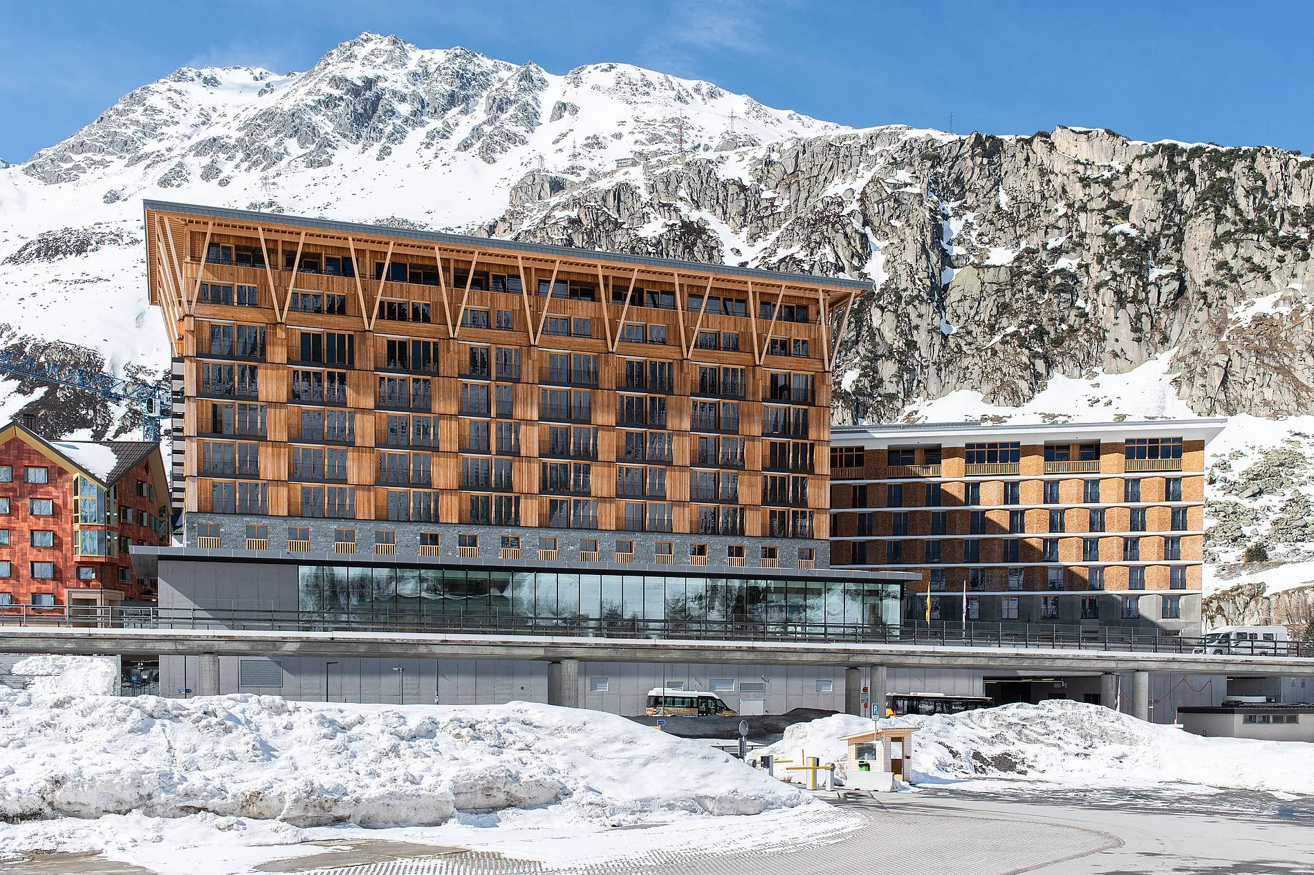 Hotel Radisson Blu in Andermatt im Schnee vor Bergkulisse