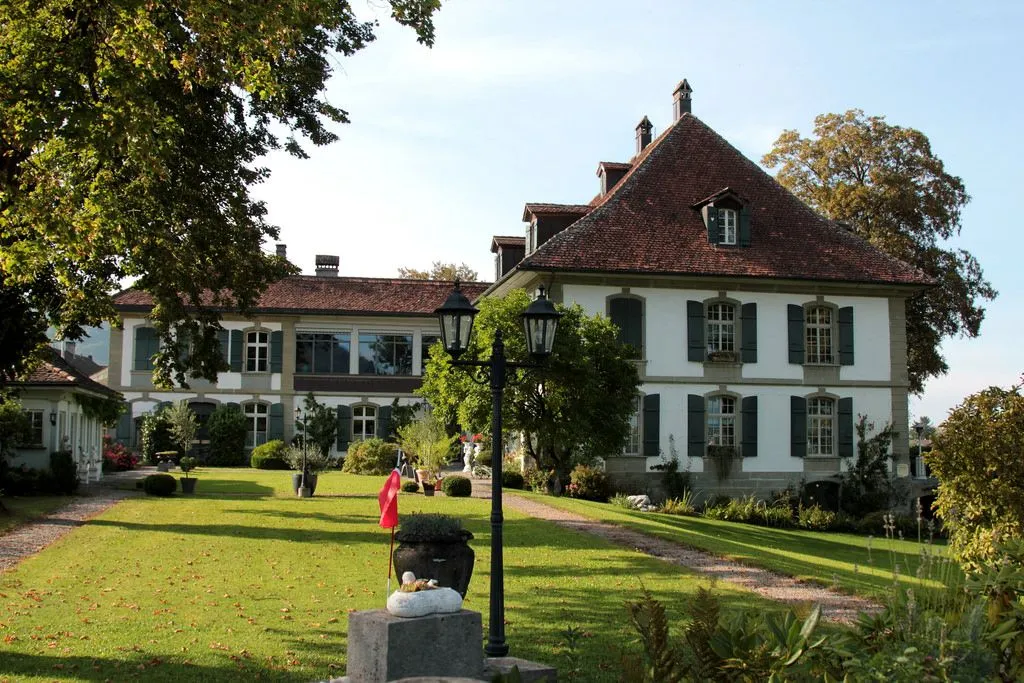 Schloss Belp mit Garten und Laternen