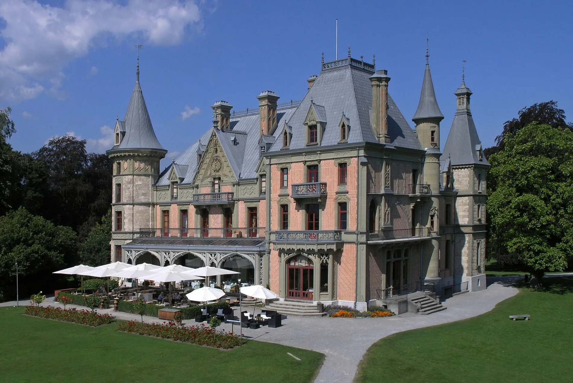 Schloss Schadau in Thun mit Türmchen und Gartenrestaurant