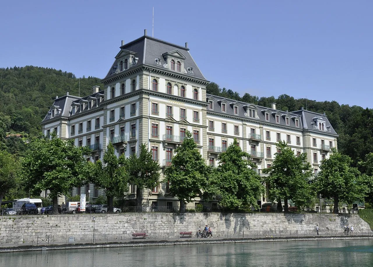 Thunerhof am Aareufer mit historischer Fassade