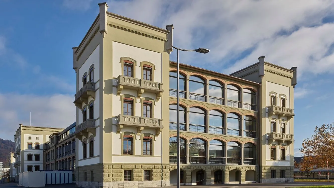 Historisches Kasernengebäude auf dem Waffenplatz Thun mit gelber Fassade